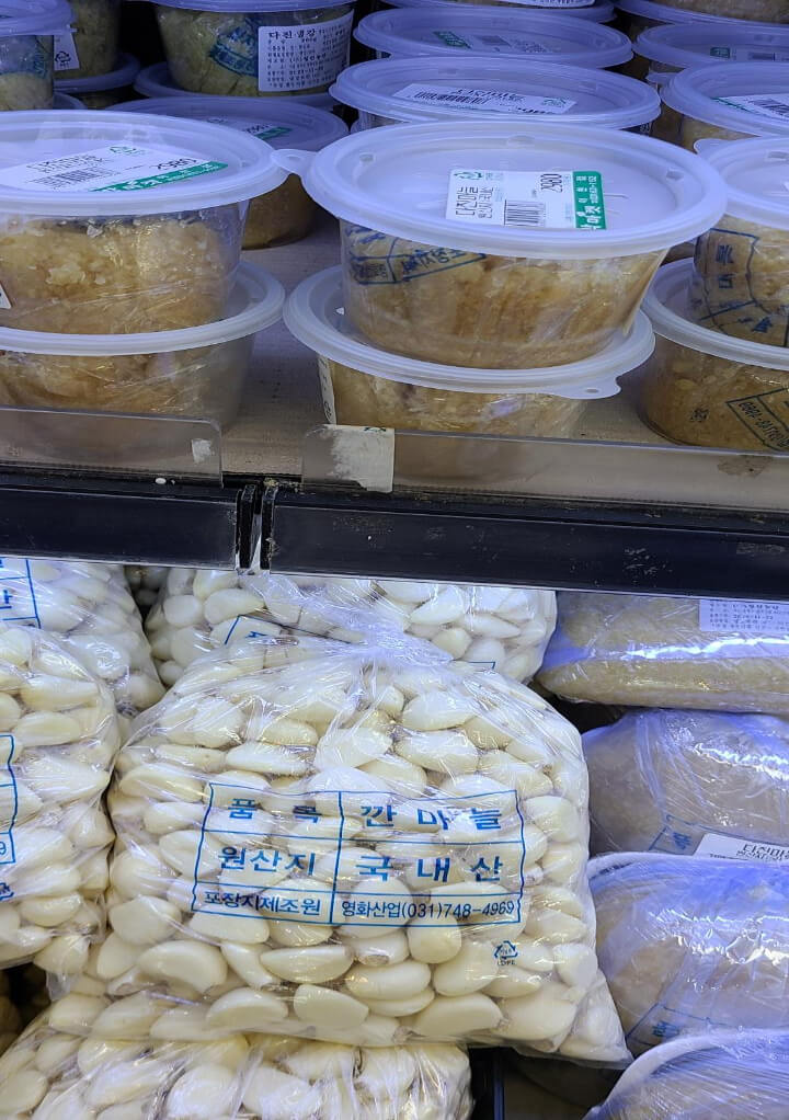 Pictures of garlic sold at Korean supermarkets.